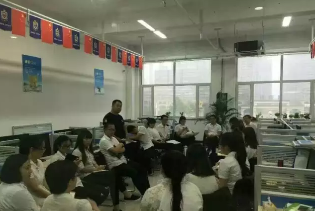 家人們開展學(xué)習(xí)探討活動。 